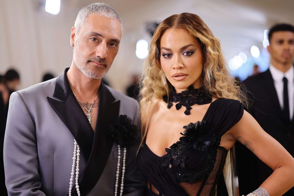 VIDEO/ Rita Ora dhe Taika Waititi ia marrin valles me këngë shqip!