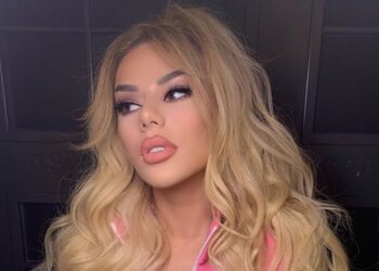 Upss! Tayna-s i dalin të brendshmet ‘sheshit’ në koncert