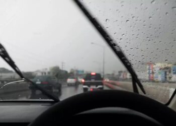 Kujdes! Veprimet kryesore para se të ngisni makinën në ditë me shi