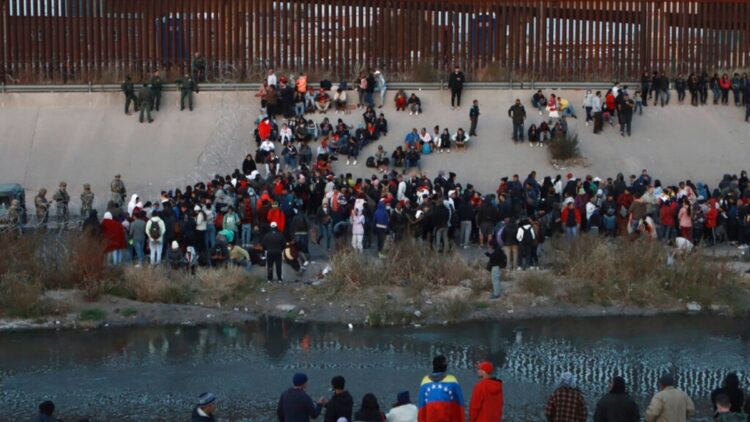 Pamje dramatike/ Gruaja me foshnjën kërkojnë ndihmë, ushtarët e injorojnë