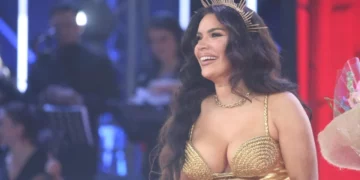 Videoja virale, Besa për pak sa nuk rrëzohet në skenë!