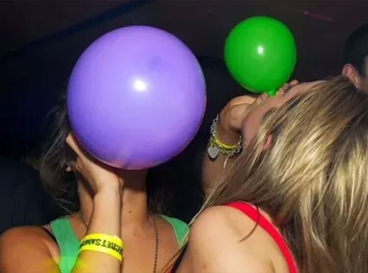 Ndalohen me ligj drogat sintetike dhe tullumbacet me gaz