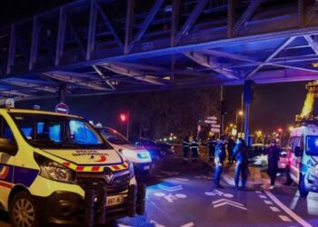 Terror në Paris/ Sulm me thikë dhe çekiç pranë kullës Eiffel