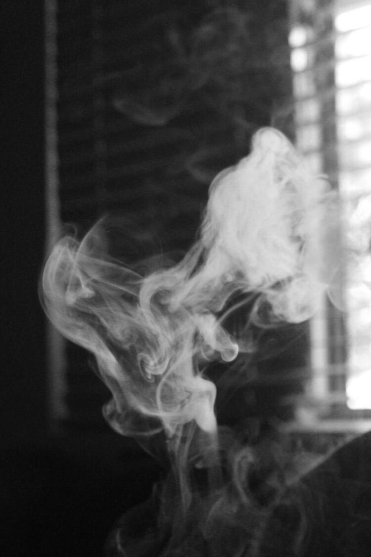 STUDIMI: Pirja e duhanit shkakton edhe tkurjen e trurit