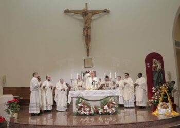 Besimtarët e krishterë festojnë në Katedralen e Shën Palit në Tiranë