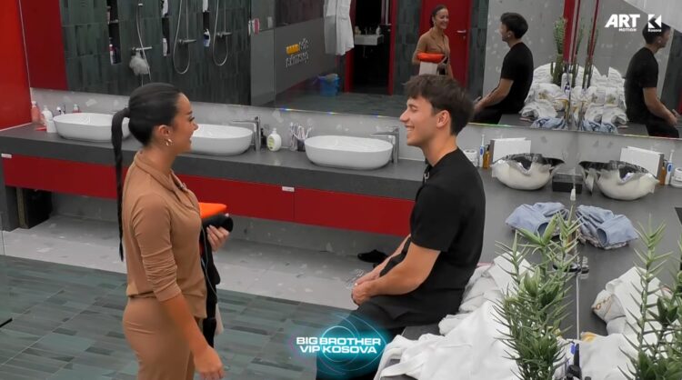 Përqafime dhe lojra, çfarë po ndodh mes Albës dhe Blerandos?