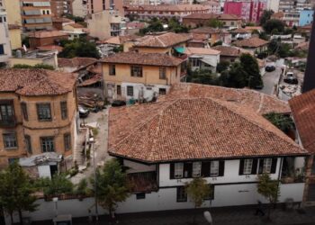 “Qiraxhiu” i Tiranës dhe komshillëku i venitur…