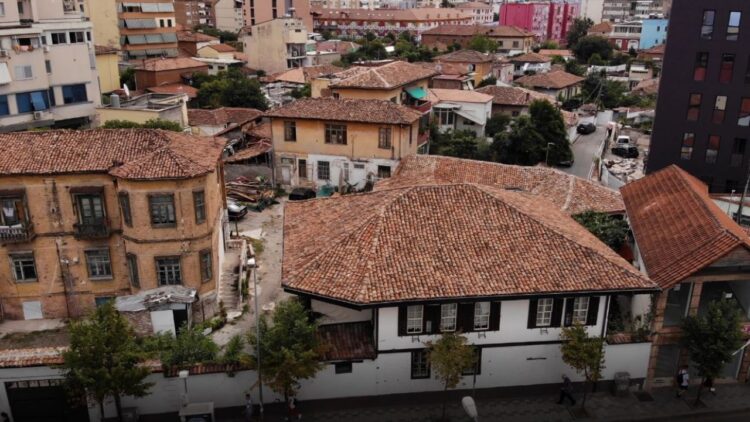 “Qiraxhiu” i Tiranës dhe komshillëku i venitur…