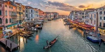 VIDEO/ Refuzuan të uleshin se donin selfie, turistët përfundojnë në kanal!