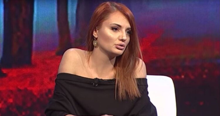 ‘S’të thashë dot të dua’/ Anna Lika prek me fjalët pas humbjes së nënës