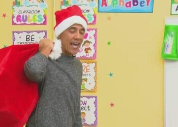 Me kapele si babagjysh, ish-presidenti Obama surprizon fëmijët me dhurata