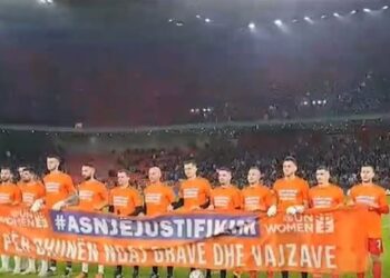 Derbi Tirana-Partizani, futbollistët mesazh kundër dhunës ndaj grave