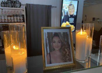 Kolegët ndezin qirinj dhe vendosin lule në vendin ku punonte Liridona