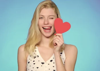 Pesë shenjat e horoskopit që e kanë të vështirë të bien në dashuri