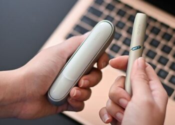 Vëllai i Veliajt thyen ligjin, promovon iQOS në media dhe në mes të Tiranës