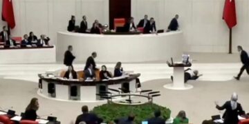 Po fliste për luftën në Gaza, deputetit turk i bie të fikët në parlament