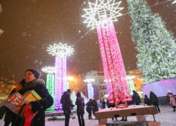 Festë në kohë lufte, Kievi ndez dritat e pemës së Krishtlindjeve!