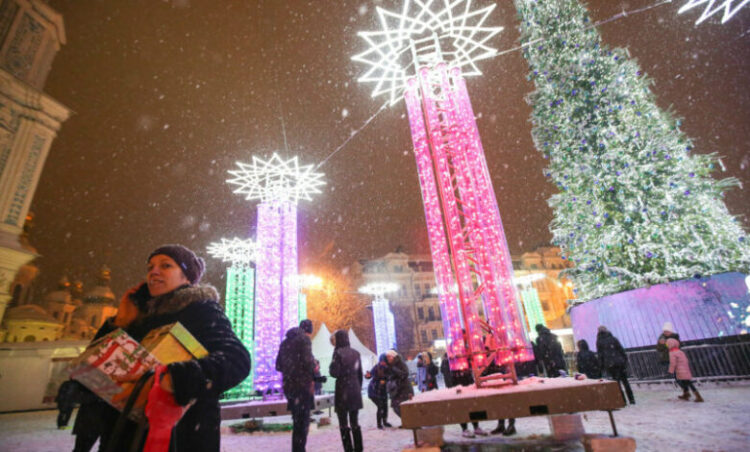 Festë në kohë lufte, Kievi ndez dritat e pemës së Krishtlindjeve!