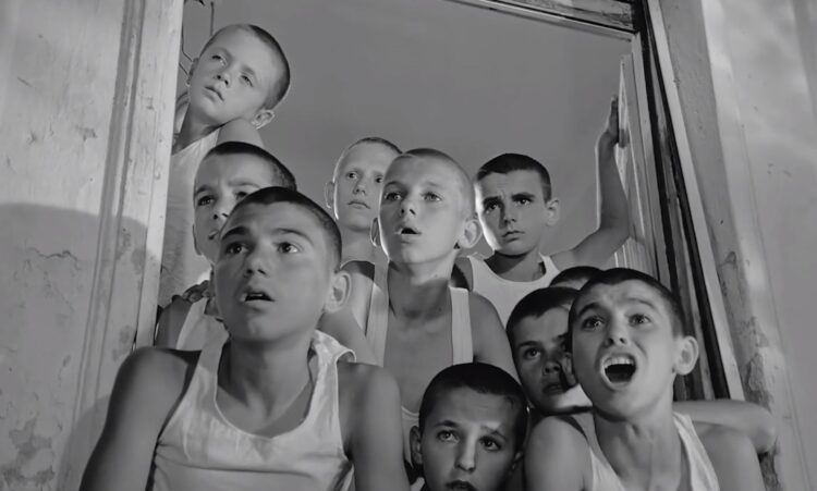 Restaurohet filmi ikonë “Lulëkuqet mbi mure”