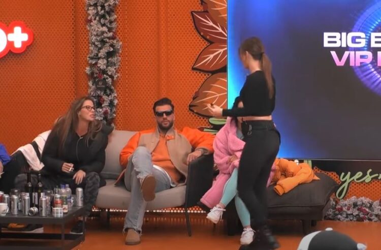 ‘Femër me probleme mendore’/ Plas debati mes Shqipes dhe Santianës