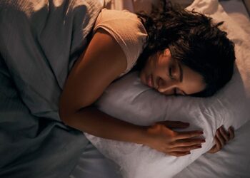 Cili është orari më i mirë për të fjetur sipas shkencës?