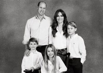 Kartolina e Krishtlindjes e familjes mbretërore e fotoshopuar?!