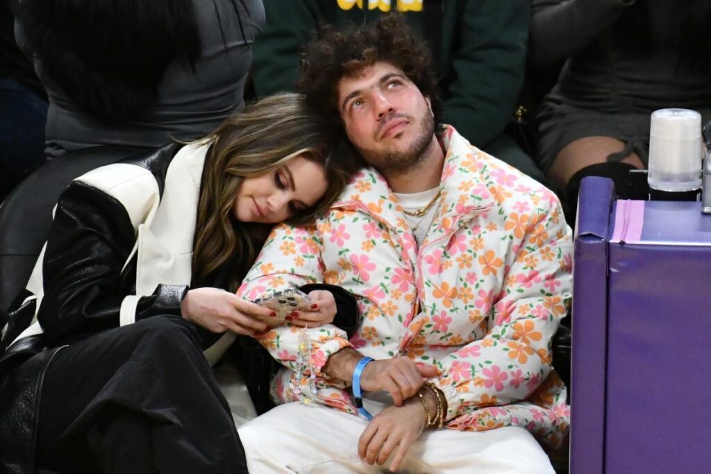 Selena Gomez shfaqet për herë të parë me Benny Blanco në tapetin e kuq