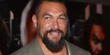 Aktori i njohur fle në rrugë pas ndarjes nga bashkëshortja