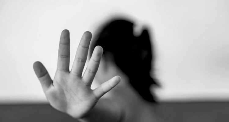 29-vjeçari & 12-vjeçarja jetonin në një shtëpi, abuzoi me vajzën e njerkës