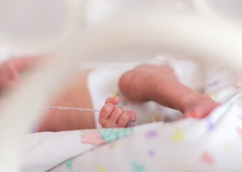 Bebja e parë për vitin 2024 është vajzë, lindi një minutë pas mesnate