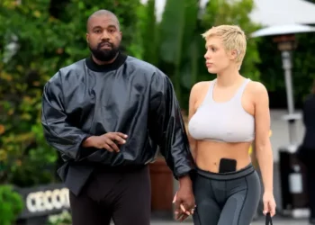 Kanye West publikon fotot e partneres së tij pothuajse nudo