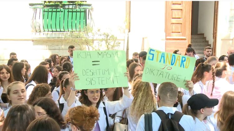 Diplomat e studentëve të mjekësisë/ Rrëzohet kushti i Qeverisë Shqiptare