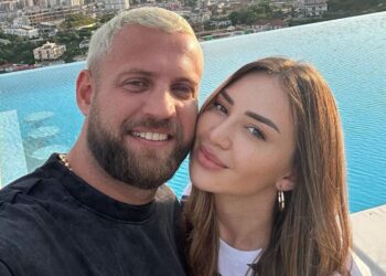 Luizi bën shaka me barkun e rrumbullakosur të Kiarës