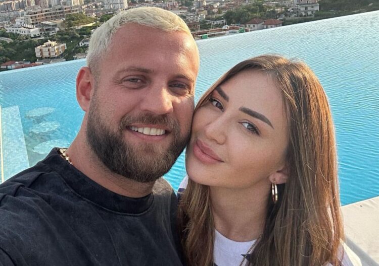 Luizi bën shaka me barkun e rrumbullakosur të Kiarës