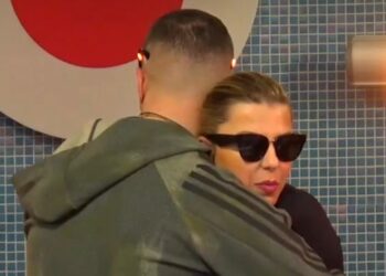 Të dy të heshtur, Rikja dhe Romeo përqafohen në oborr