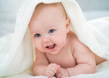 Paralajmërojnë mjekët: Batanijet e rënda janë të rrezikshme për foshnjat