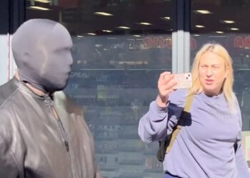 VIDEO/ E pyeti për Bianca-n, Kanye West i kthehet me dhunë gazetares