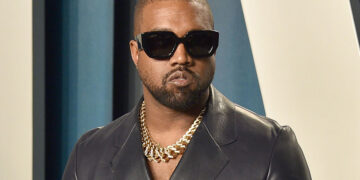 Heq dhëmbët, Kanye West vendos proteza titani me vlerë marramendëse