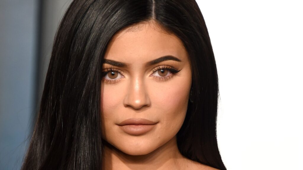 “26 vjeç por duket si 40″/ Fansat ‘kryqëzojnë’ Kylie-n në videon virale