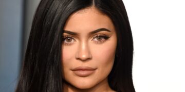 “26 vjeç por duket si 40″/ Fansat ‘kryqëzojnë’ Kylie-n në videon virale