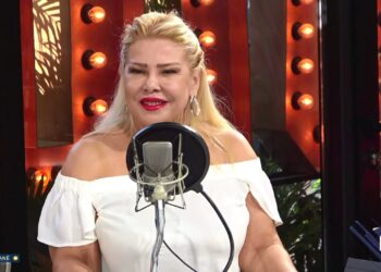 Meri kërcen mbi tavolinë, reagimi i banorit do t’ju habisë