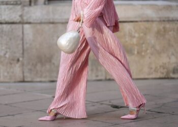 Si të dukeni ‘cool’ dhe rehat me një set pizhamash sateni në përditshmëri