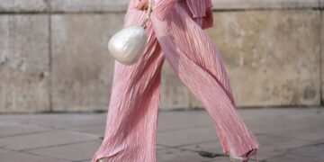 Si të dukeni ‘cool’ dhe rehat me një set pizhamash sateni në përditshmëri