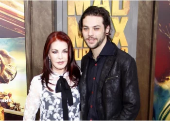 ‘Më shpëtoi nëna’/Djali i Priscilla Presley flet për varësinë nga fentanili