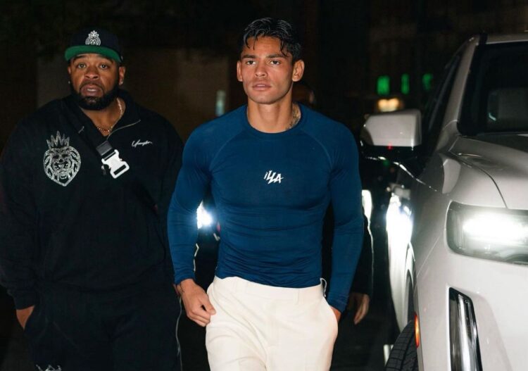 Ç’ndodhi me boksierin që njoftoi njëkohësisht lindjen e djalit e divorcin