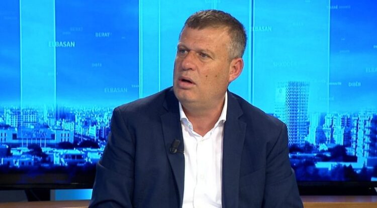 Babai i Arbër Hajdarit “provokon” të birin, paralelizon “BBV” me politikën