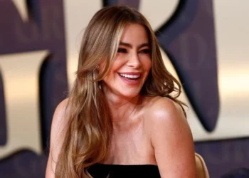 Gazetari e talli ‘live’ për theksin anglez, Sofia Vergara ja kthen me lezet