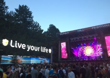 ‘Sunny Hill’ rikthehet këtë verë jo vetëm në Prishtinë por dhe Tiranë