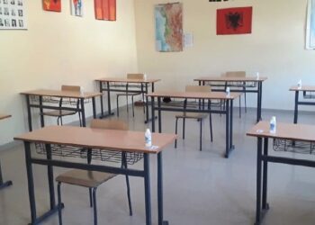 Pa shkolla, 433 nxënës e zhvillojnë mësimin në lokale dasmash në Rrajcë