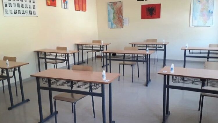 Pa shkolla, 433 nxënës e zhvillojnë mësimin në lokale dasmash në Rrajcë